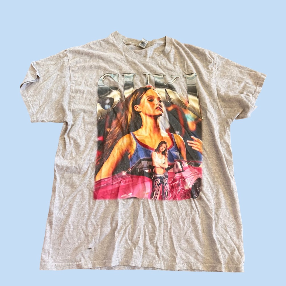 Gildan Suki Graphic T-Shirt Large Devon Aoki Unisex Gray Y2K Streetwear Tee